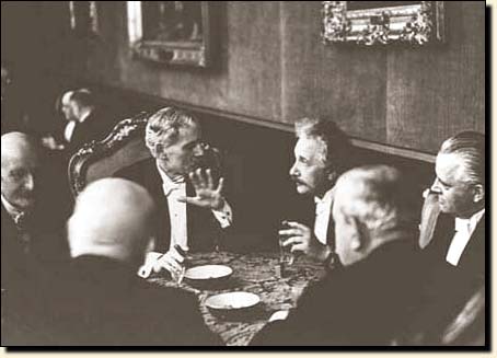 Einstein en Berln with political figures