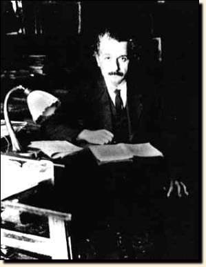 Einstein in his study in his home en Berln, 1919